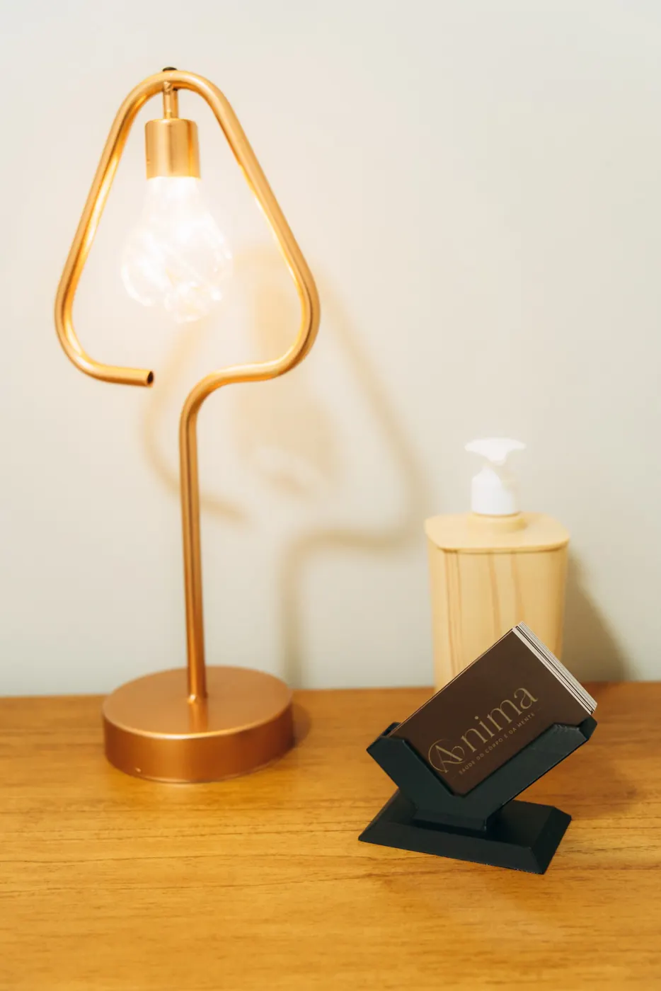 Luminária e detalhes da mesa